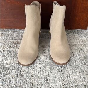 Tan Ankle Boots with Block Heel and Suede Finish